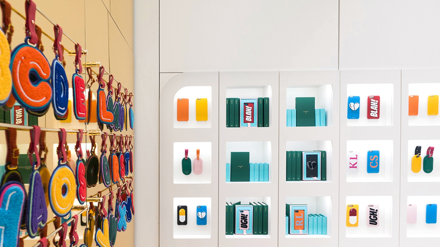 時尚配飾品牌個性配飾手機殼、護身符、拉鏈等創意產品包裝設計