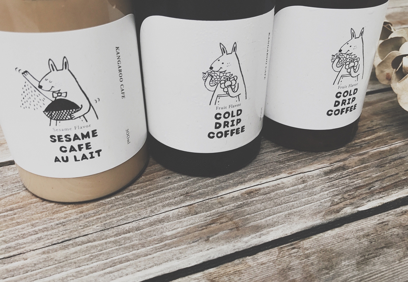 黑巧克力、水果風味、芝麻歐蕾三種不同的咖啡包裝設計